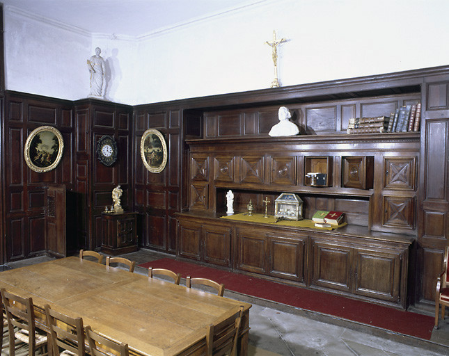 Ensemble de la sacristie : lambris de revêtement, chapier, armoire aux vases sacrés, armoire à bannières, commode de sacristie, armoire aux saintes huiles