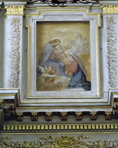 Fronton qui couronne le retable : tableau du 'Couronnement de la Vierge' probablement peint par le même artiste que les peintures murales du choeur (Adoration des Mages et Adoration des bergers).