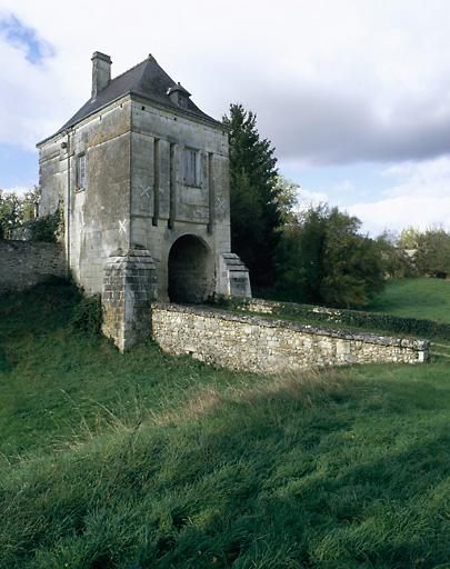 Le châtelet d'entrée vu du côté de l'accès et les douves.