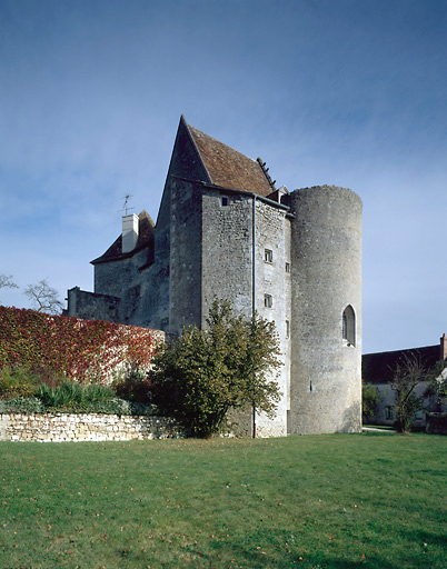 Vue du sud sur la tour d'escalier polygonale et la tour ronde de la chapelle.