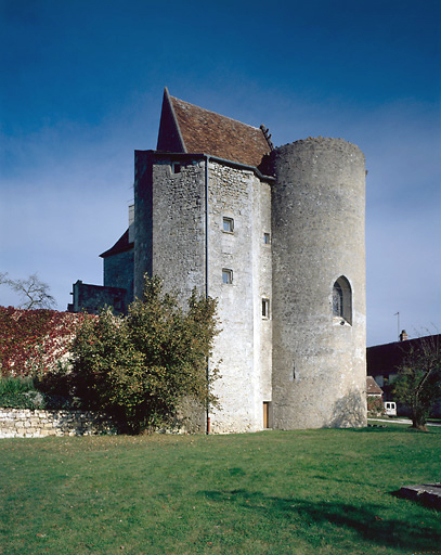 Vue du sud sur la tour d'escalier polygonale et la tour ronde de la chapelle.