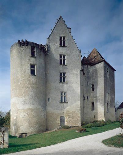 Vue de l'est, de gauche à droite : la tour ronde de la chapelle, le bâtiment quadrangulaire, la tourelle d'escalier et la tour-porte carrée.