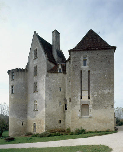 Vue du nord-est, au premier plan la tour-porte carrée.