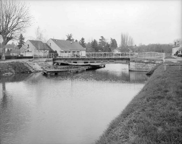 Pont tournant sur le prolongement Combleux/Orléans.