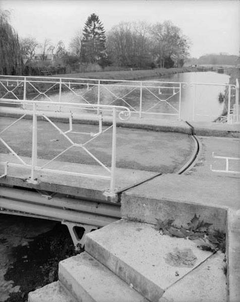 Pont mobile pont tournant (canal d'Orléans)