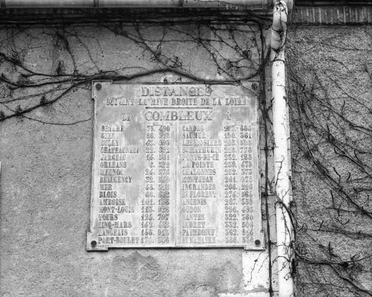 Plaque fixée à la maison éclusière de Combleux.