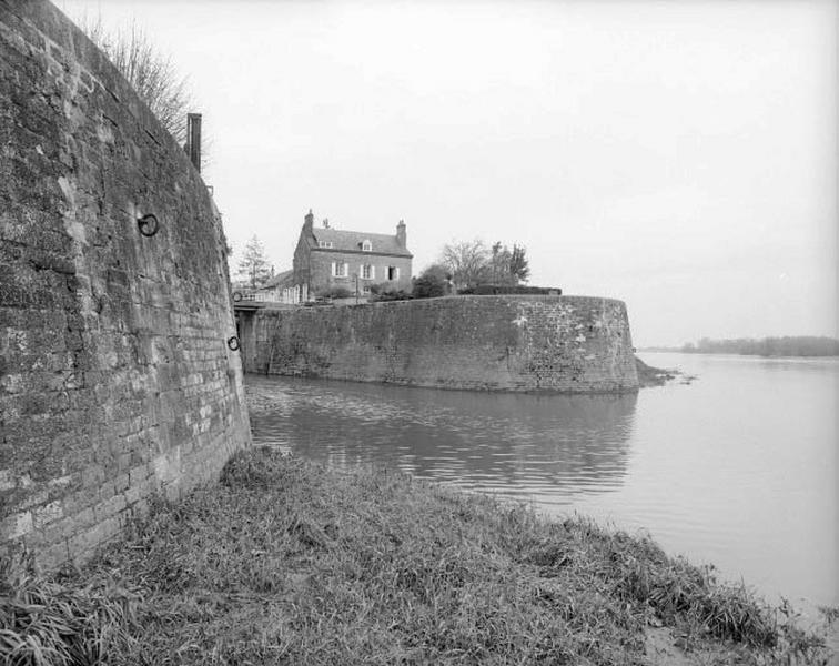 L'embouchure sur la Loire. Au centre, les maisons de l'éclusier et du contrôleur.