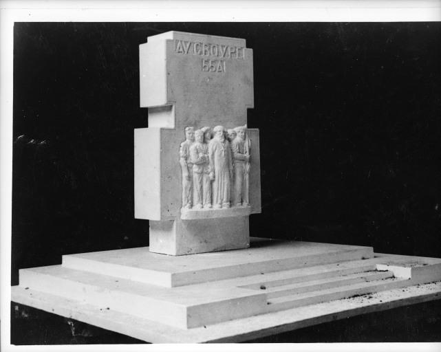 Premier projet de monument par l'architecte J. P. Guénardeau et le sculpteur F. Deltour.