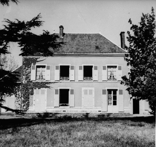 Façade sur jardin avant transformation en manoir.
