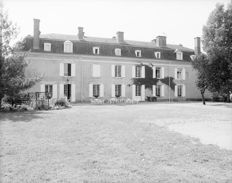 Maison construite par Nicolas Cadot, directeur général des canaux d'Orléans et du Loing au début du XVIIIe siècle. Façade postérieure.