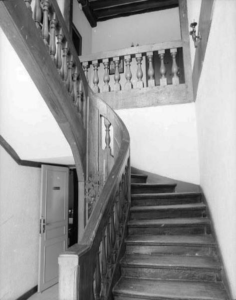 Maison construite par Nicolas Cadot, directeur général des canaux d'Orléans et du Loing au début du XVIIIe siècle. Escalier en bois à balustres situé dans le pavillon nord.