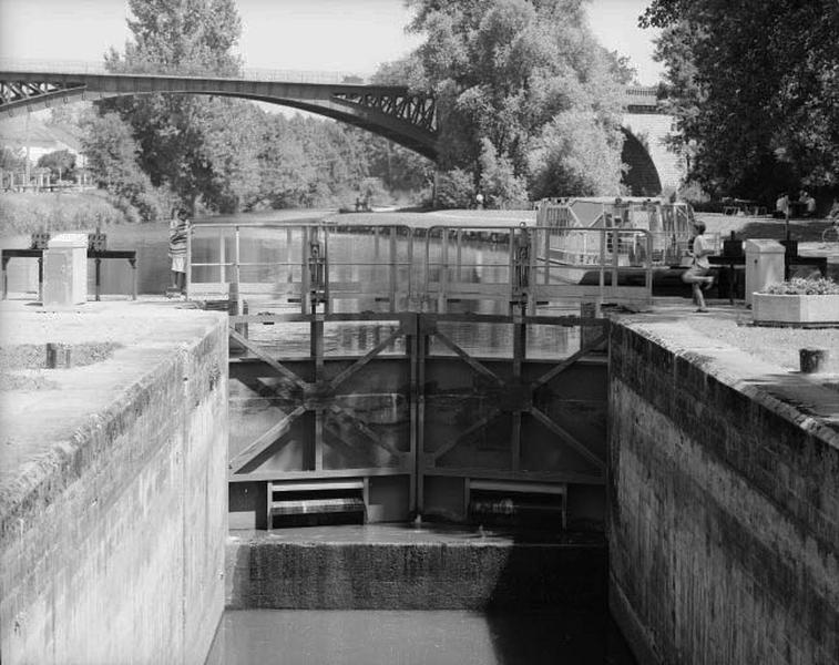 Ecluse de Pont aux Moines avec, au fond, le pont de chemin de fer reliant Orléans à Gien.