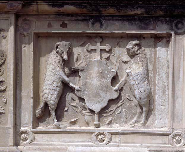 Troisième bas-relief au centre de la frise sculptée du rez-de-chaussée.