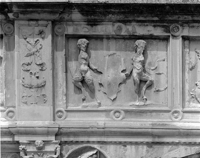 Cinquième bas-relief à droite de la frise sculptée du rez-de-chaussée.