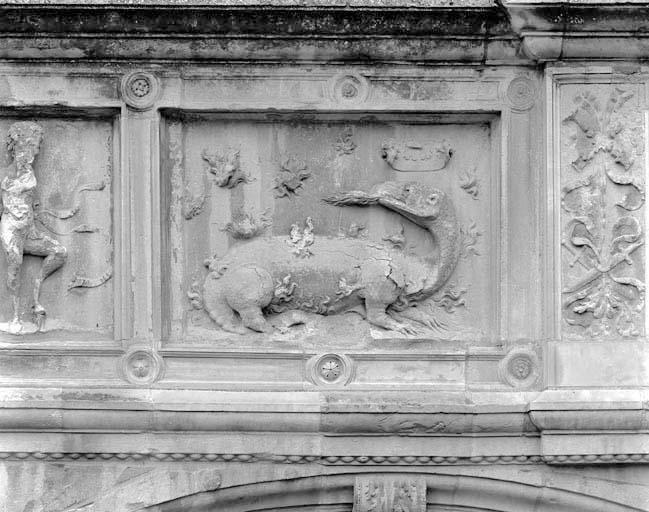 Sixième bas-relief à droite de la frise sculptée du rez-de-chaussée.