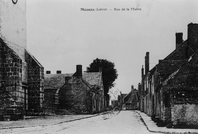 La rue principale au centre du bourg près de l'église.