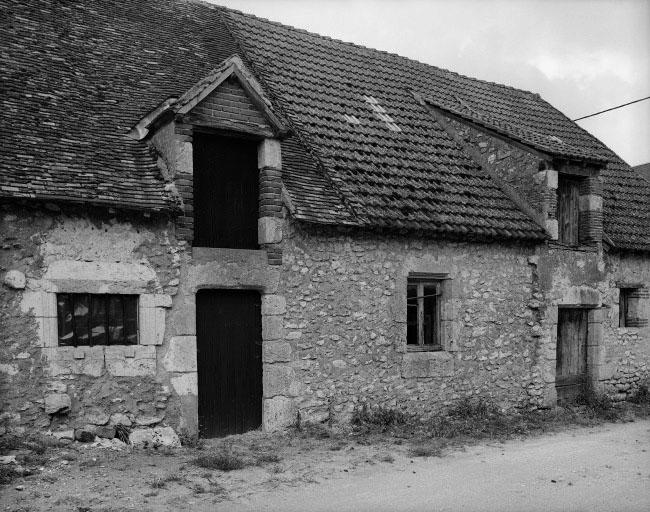 Façade remontée d'une maison ayant conservé des éléments d'encadrements de baies de la fin du XVe ou du début du XVIe siècle (12 rue de la Margottière).
