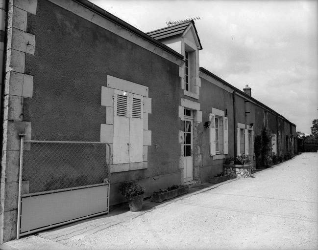 Implantation caractéristique de maisons perpendiculairement à la rue principale (4 rue de la Perrière).