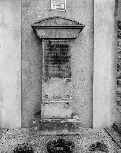 Monument commémoratif de la guerre de 1870 édifié par le Souvenir français dans la cour de la Mairie.