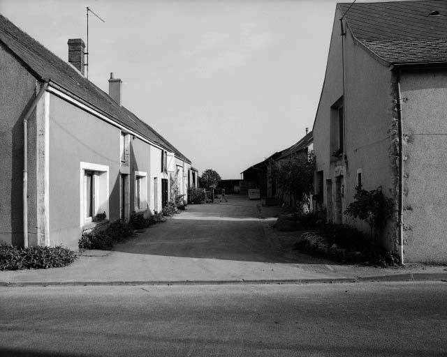 Implantation caractéristique du bâti perpendiculairement à la rue principale (rue de la Margottière).