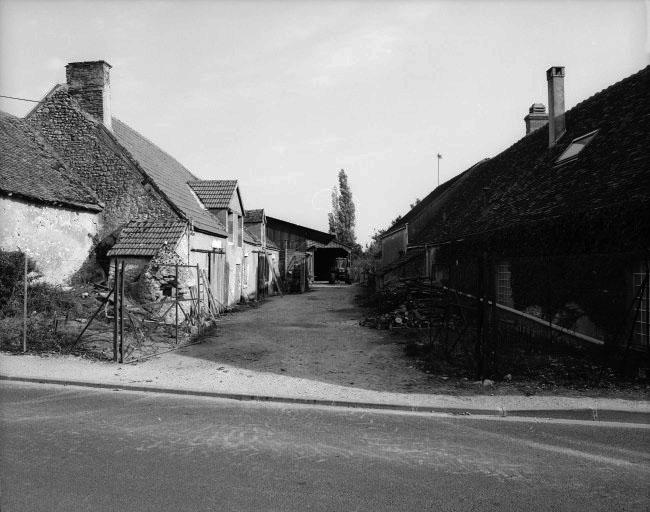 Implantation caractéristique du bâti perpendiculairement à la rue principale (rue de la Margottière).