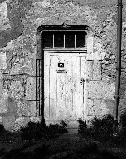 Porte en accolade surhaussée sise 69 rue de la Margottière.