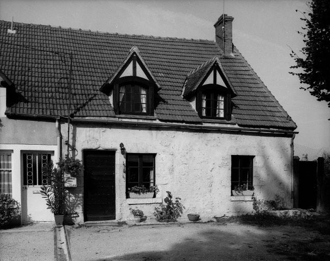 Porte en accolade sise 33 rue de la Margottière.