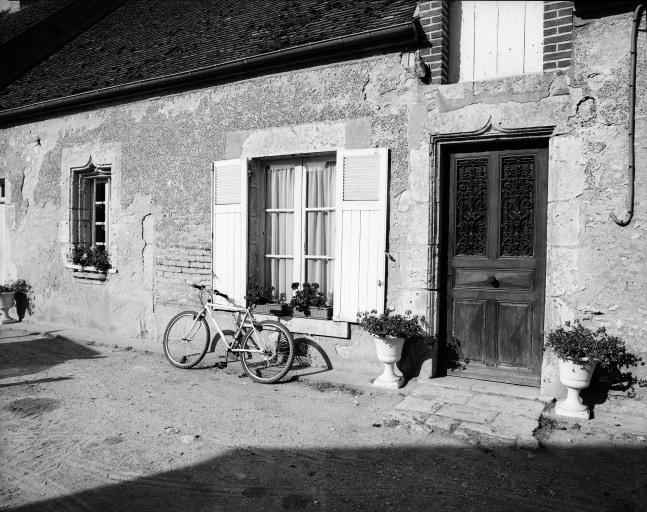 Porte et fenêtre en accolade sises 16 rue de la Margottière.