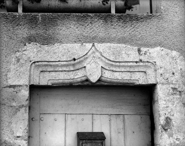 Linteau de fenêtre en accolade sis 65 rue de la Margottière et utilisé comme linteau de porte.