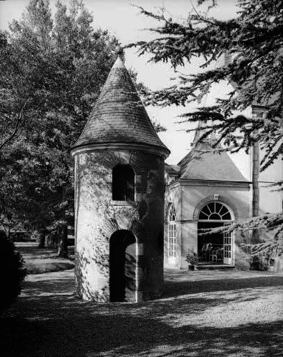 Petite tour à usage de colombier et de toilettes.