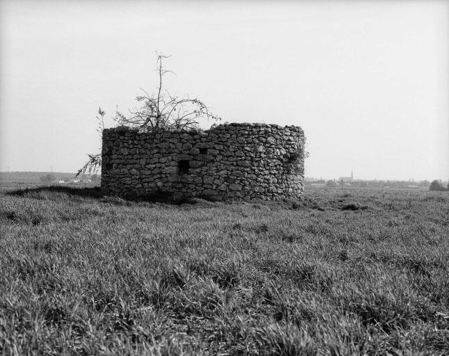 Vestige du moulin à vent des Troussets.