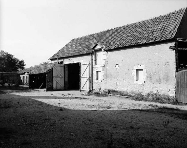 Lailly-en-Val : cellier sur la cour arrière de la ferme sise 8 rue de la Haut.