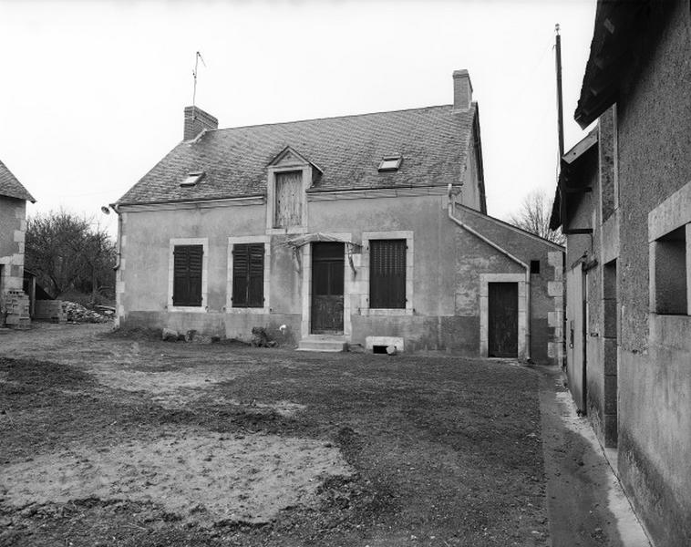 Logis, vue prise du sud.