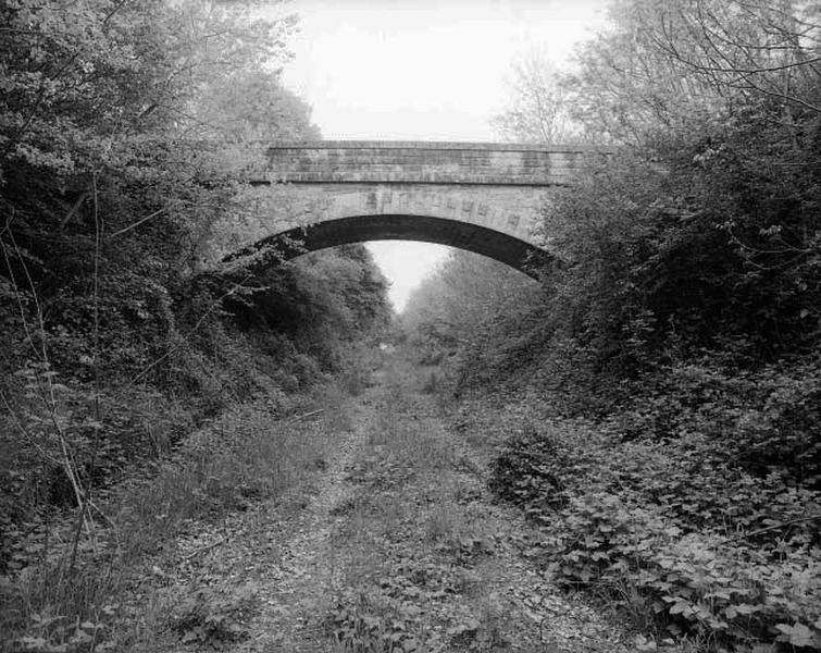 Pont au-dessus de la voie ferrée, au lieu-dit la Salle.