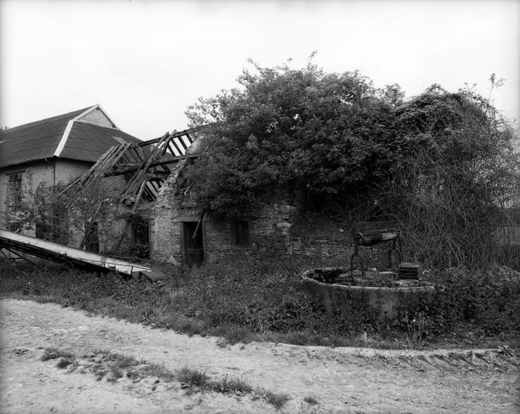 Logis avec étable en ruine.