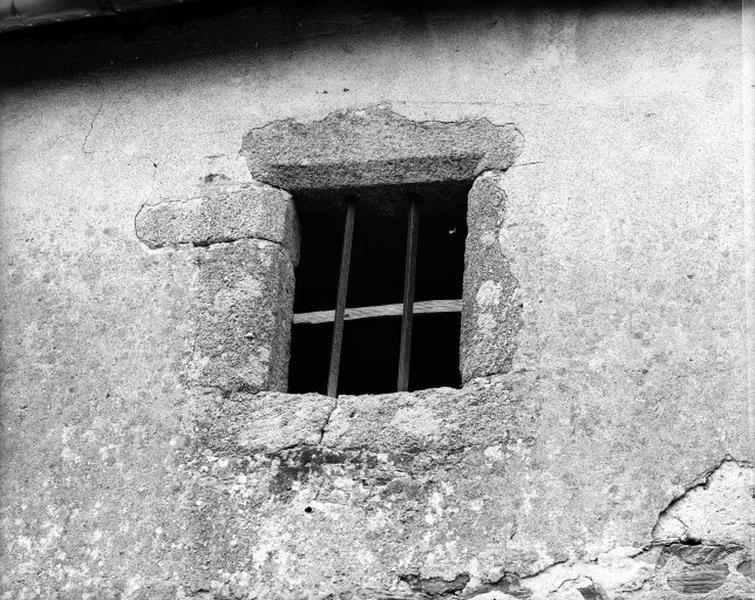 Logis à double grenier, façade ouest, fenêtre à l'étage.