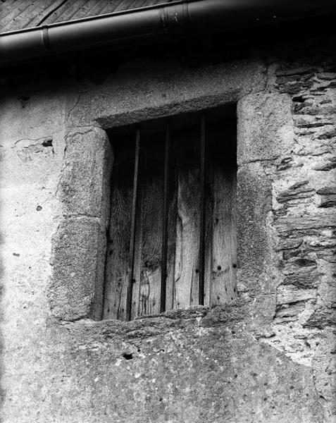 Logis à double grenier, façade ouest, fenêtre à l'étage.