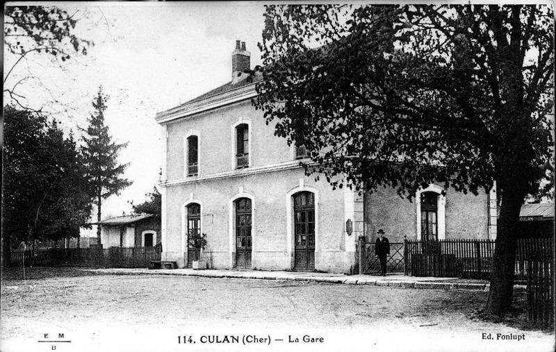 La gare côté rue d'après une carte postale.