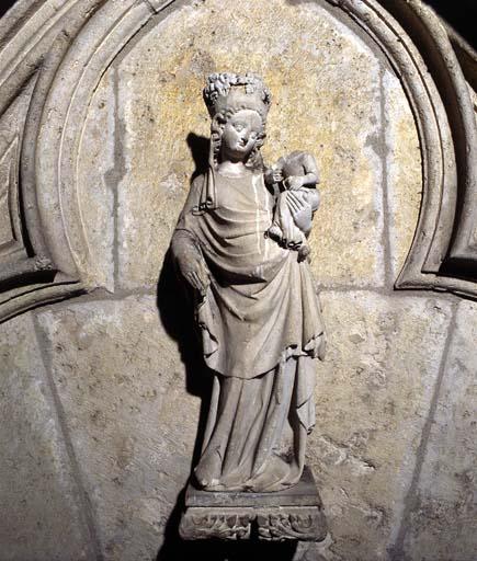 Vue d'ensemble de la statue, à présent placée au tympan de la porte de la chapelle Saint-Piat.