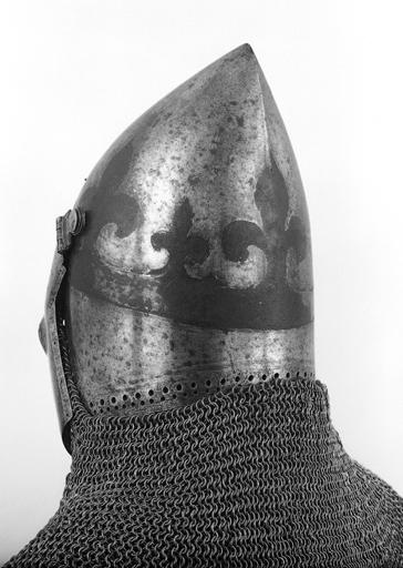 Détail du bacinet : empreinte de la couronne de fleurs de lys.