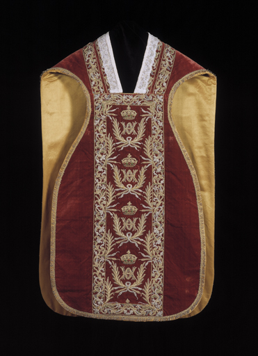 Vue d'ensemble de face de la chasuble. - © Inventaire général, ADAGP