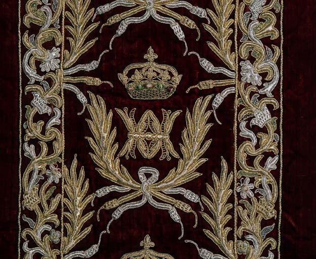 Détail de la chasuble : monogramme de la reine Anne d'Autriche et couronne.