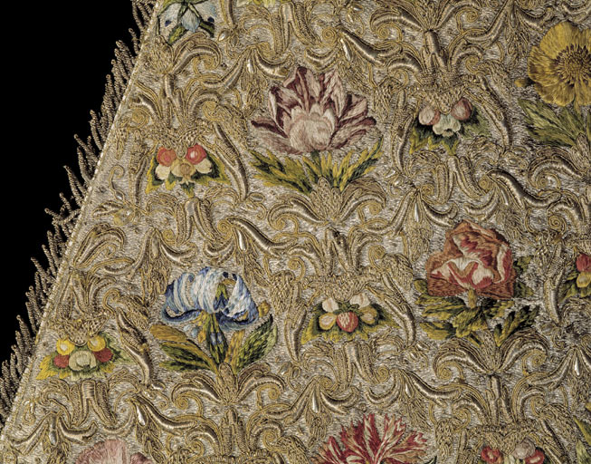 Détail de la robe de la Vierge : décor végétal et floral du bord droit.