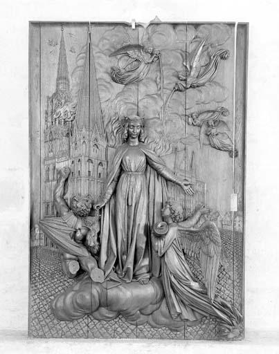 Vue du relief qui ornait le dossier du banc d'oeuvre (démantelé), maintenant déposé dans la crypte.