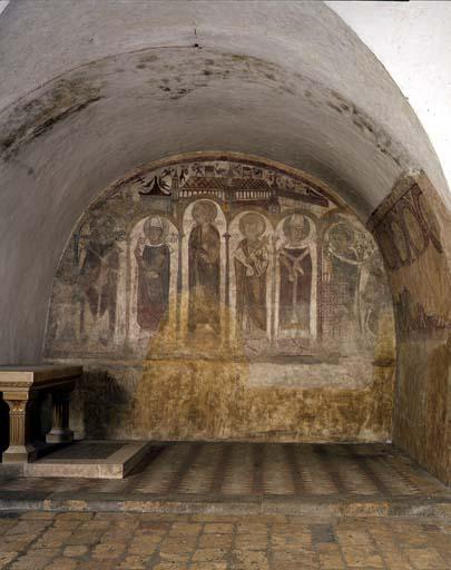 Crypte, chapelle Saint-Clément, vue d'ensemble du mur sud : saints personnages sous des arcatures, au-dessus l'église de Fulbert.