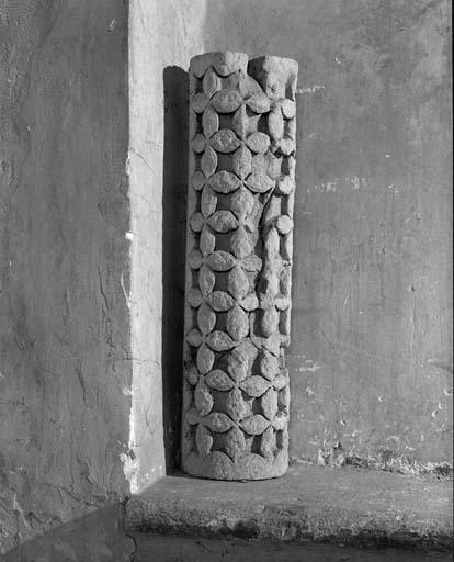 Crypte, chapelle Saint-Martin : colonnette ornée de quatre feuilles anciennement placée à l'ébrasement droit (tambour inférieur) du portail latéral gauche du portail Royal.