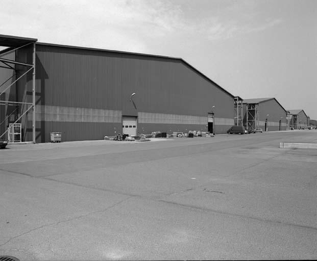 Anciens hangars d'aviation HM6, HM7 et HM8 : vue générale des façades antérieures, prise du sud-ouest.