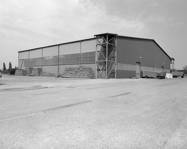 Ancien hangar d'aviation HM6 : façades antérieure et occidentale, structure métallique de l'angle sud-ouest.