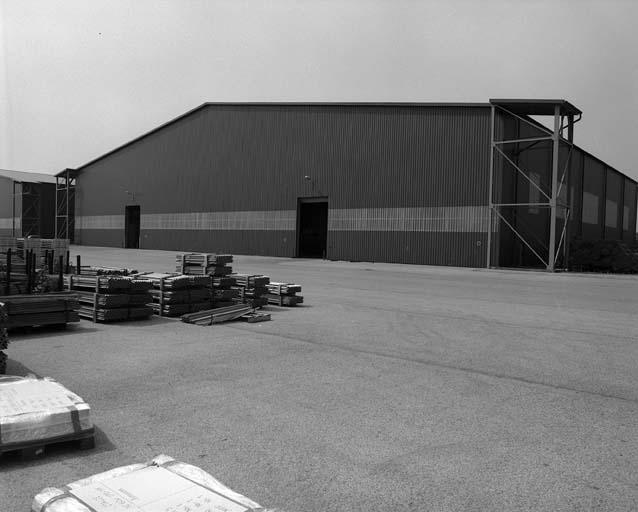 Ancien hangar d'aviation HM7 : façades antérieure et orientale, structure métallique de l'angle sud-est.