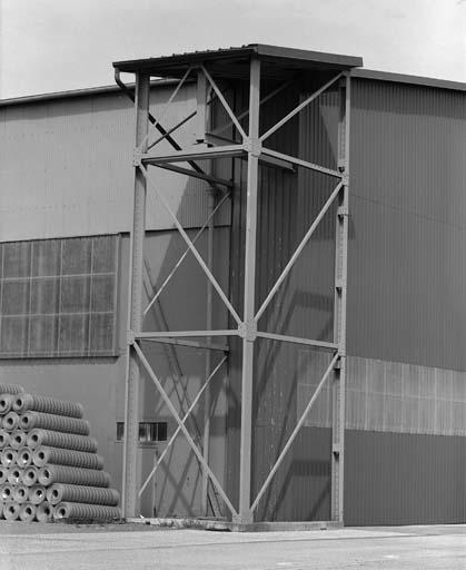 Ancien hangar d'aviation HM6 : structure métallique de l'angle sud-ouest.